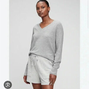 💕3/$25💕 GAP textured vneck sweater